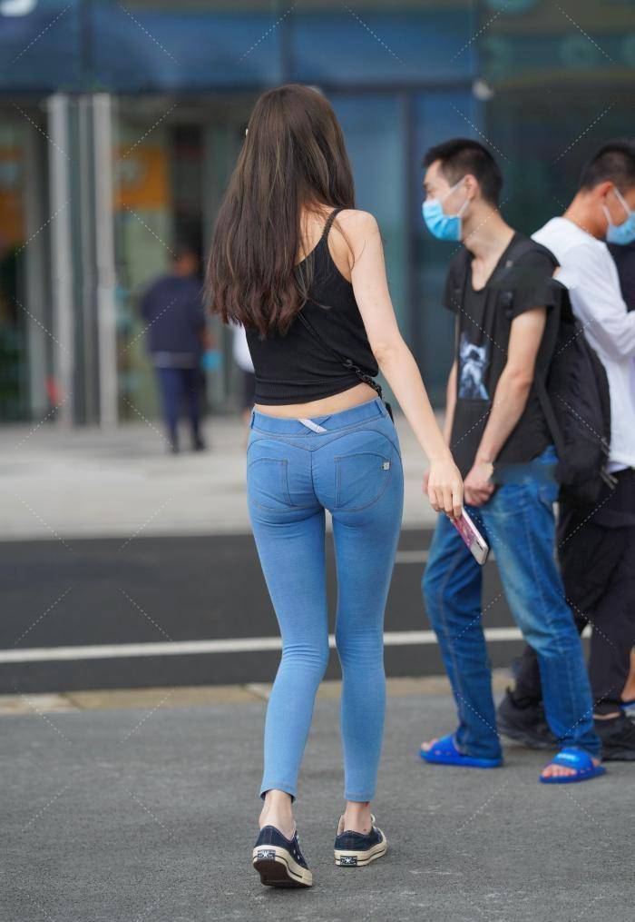 帆布鞋|黑色针织T恤搭紧身牛仔裤，尽显柔情少女范儿