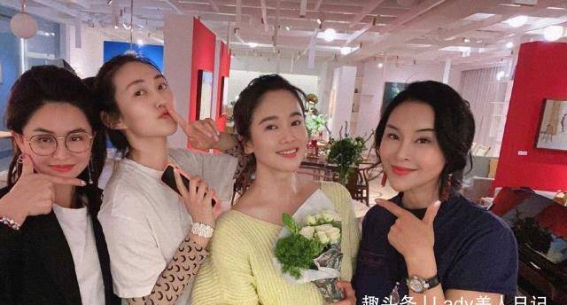 左小青|左小青素颜好真实，黄色针织衫配紧身裤太洋气，难怪陈道明也欣赏
