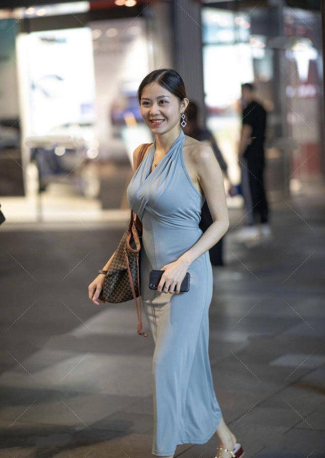 展现|绿色上衣搭配紧身牛仔裤,美女出彩搭配彰显别样魅力,与众不同