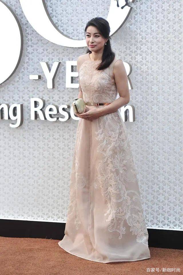 都说|都说郭晶晶旺豪门，看她这身白色斗篷装，肌肤娇嫩似少女