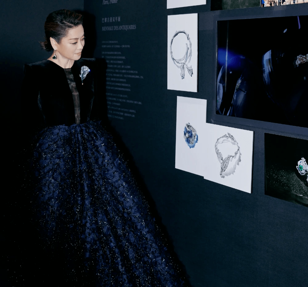 下半身|毛阿敏又“美回来”了,一袭拼接连衣裙成熟优雅,58岁仍惊艳