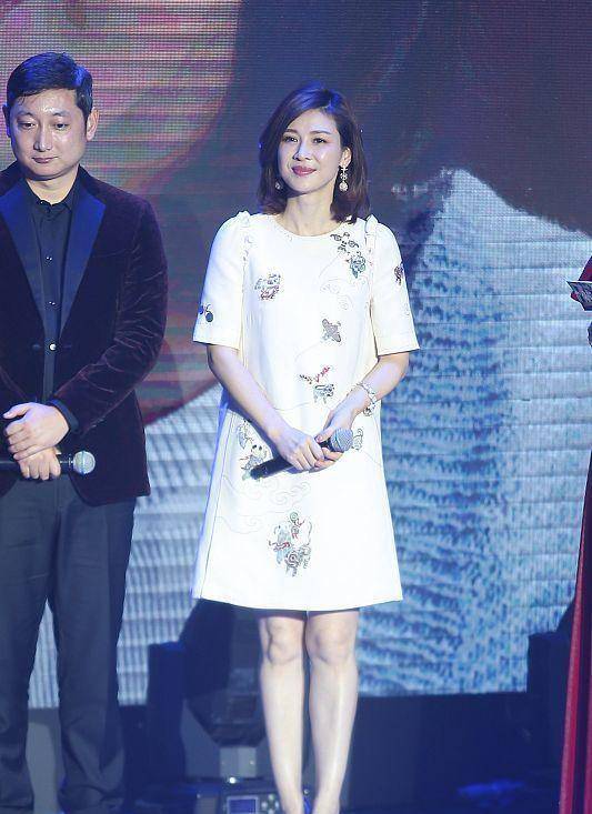 饰品|童蕾美了半辈子，就算是人到中年，也依旧很有气质，脸蛋也不显老