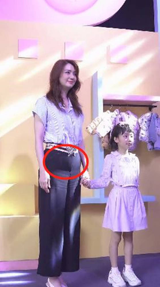 洪欣|洪欣终究是“败”给了岁月,带娃走红毯肚腩明显,好在穿搭加分了