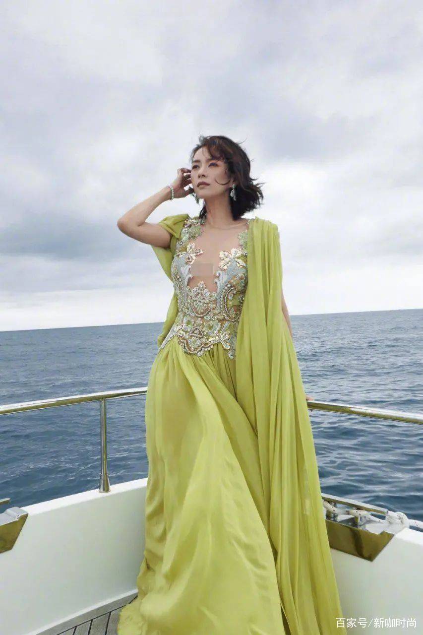 样式|这驾驭力绝了！章子怡穿“芥末绿”长裙华丽复古，女神范满分