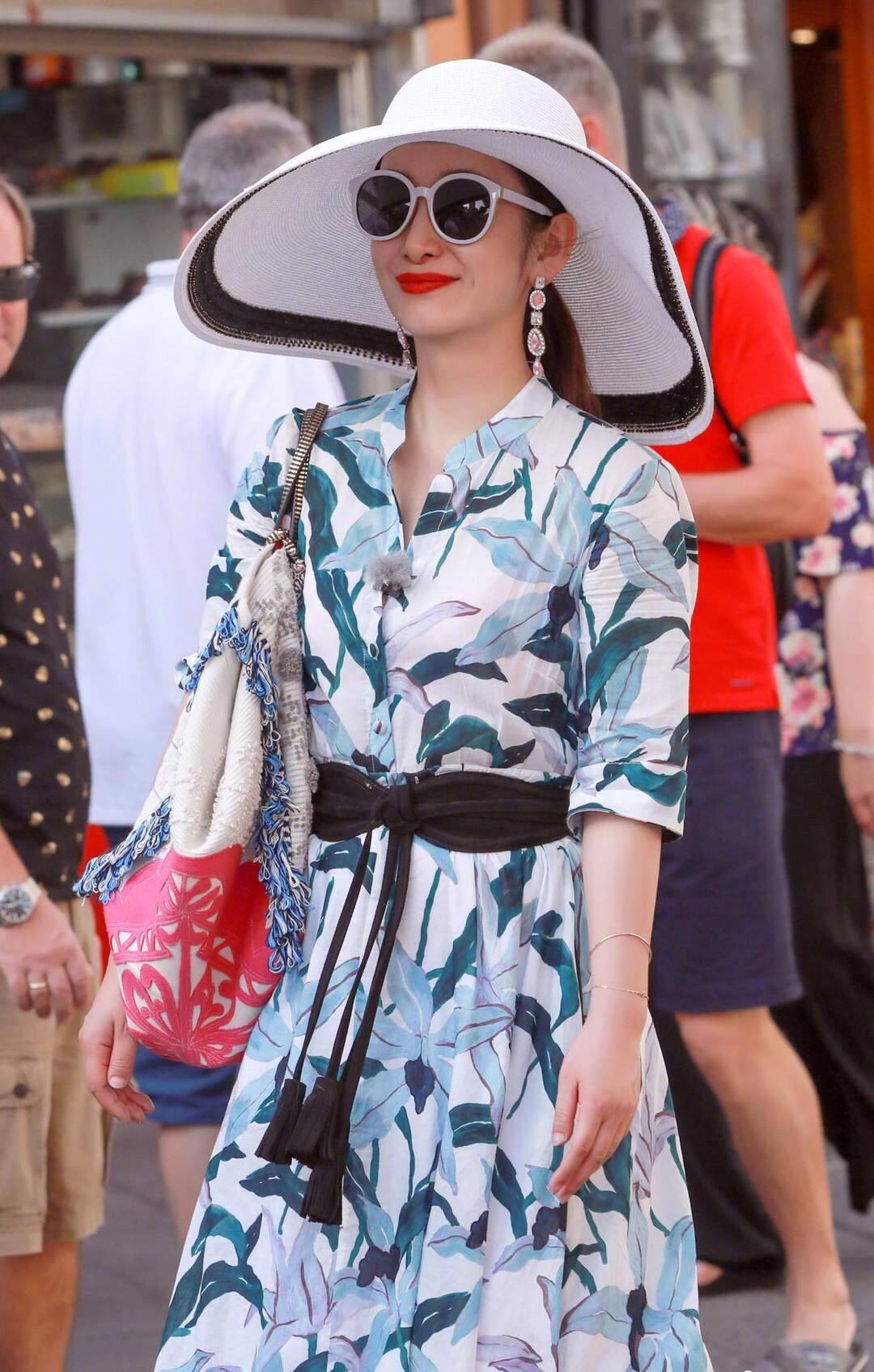 秦海璐|秦海璐真是越老越有气质，夏日穿搭时髦又高级，值得中年女人借鉴