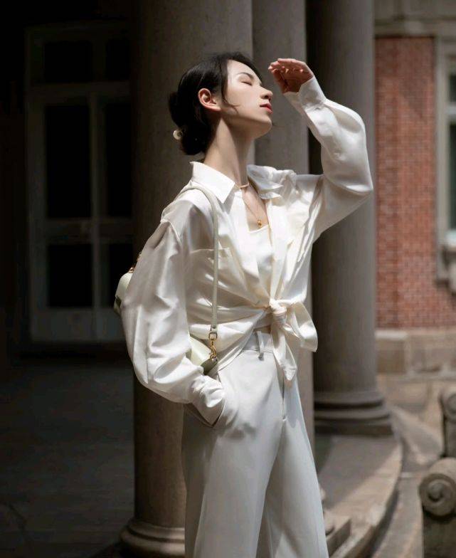 服装|极简的穿搭风格看似随意,却不经意间透露着高级,温柔又有气质