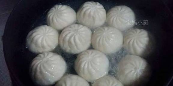 做法|偷懒做的早餐全家吃上瘾,暄皮脆底,鸡蛋抱着包子一锅出,遭抢