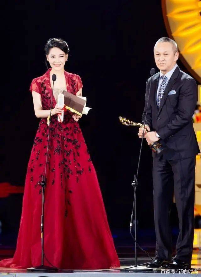 风就服|高贵美艳风就服许晴，一袭红裙秀窈窕身材，宛如“人间富贵花”