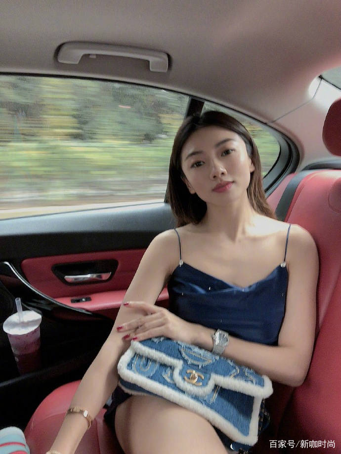 吊带|郑恺前女友程晓玥如今也穿得这么省布料，睡衣款吊带大秀美腿