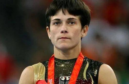 早在91年,16岁的她就代表前苏联获得了世界冠军,96年就已经宣布退役了