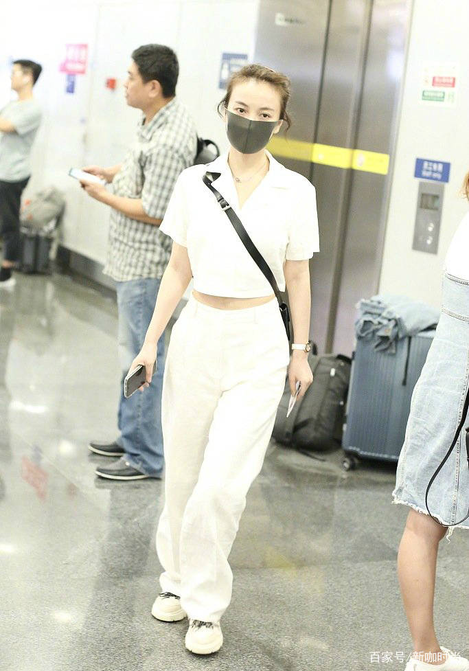杨幂|36岁吴昕现机场，大胆挑战baby、杨幂穿法，效果出乎意料！