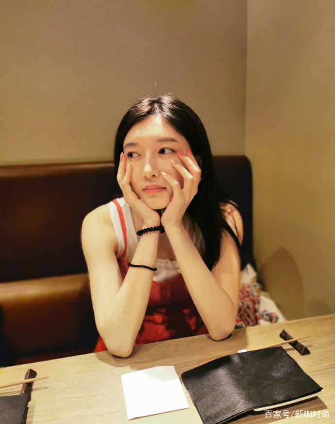 江疏影|32岁江疏影罕见亮相，身材纤细像少女，看到这指甲，你就懂了