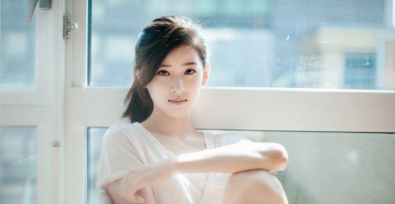 形象|章泽天早期清纯写真真是“绝绝子”,面容青涩,感觉还挺娇弱的