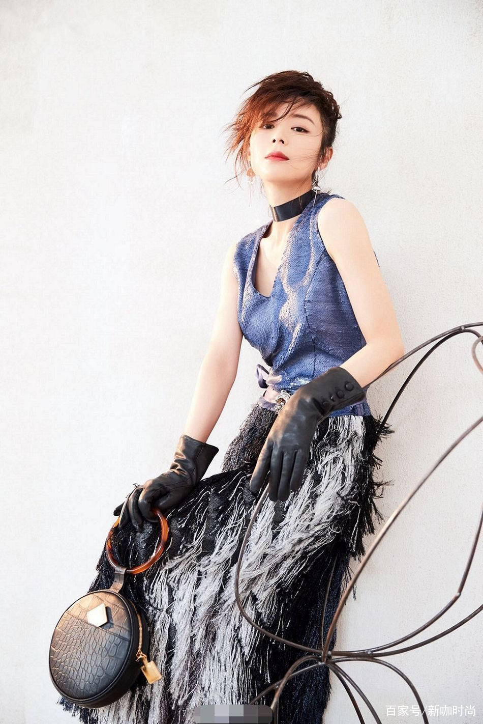 样式|张静初不时尚但敢穿？一袭海蓝色长裙，高贵典雅又风情万种