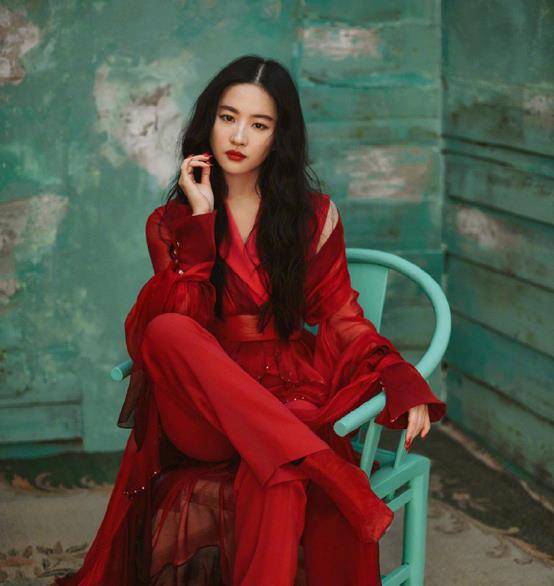 服装|“酷飒”风格正流行，刘亦菲的国风时尚，看着就有一种青春活力感