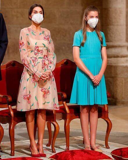 公主|西班牙国王四口齐聚！48岁莱后裹牡丹裙嫩出水，高颜值姐妹花养眼