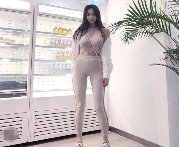 身材|美女穿搭:小姐姐爱穿可爱唯美的紧身打底裤,展现曼妙身姿!
