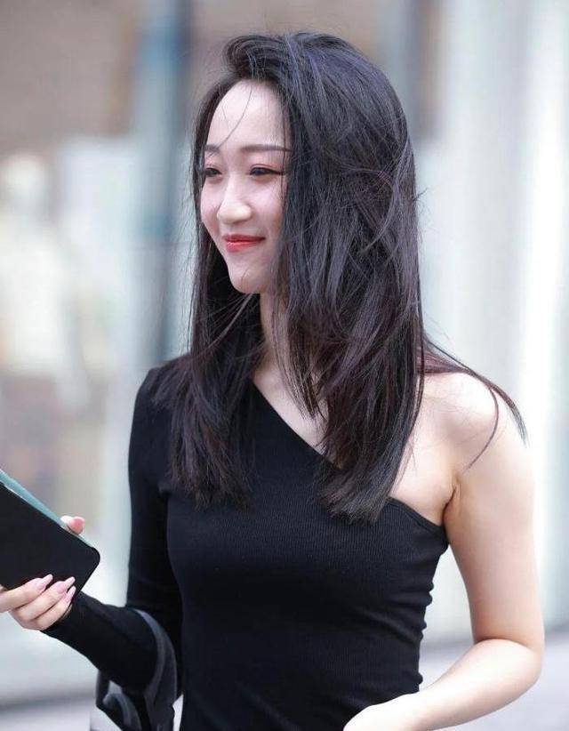 展现|绿色上衣搭配紧身牛仔裤,美女出彩搭配彰显别样魅力,与众不同