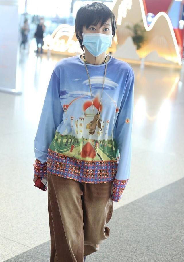 卫衣|窦靖童的时尚让人不想评价,穿得比“阿姨”还花花,一般人难接受