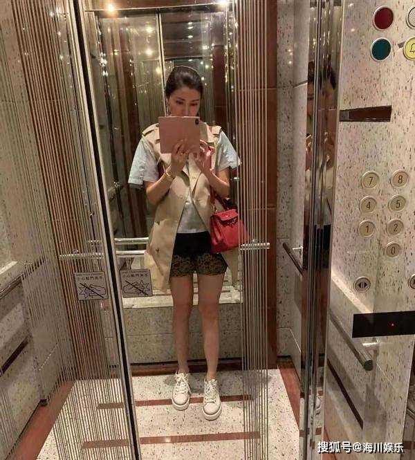 显得|李嘉欣与许晋亨同框亮相，穿裙装优雅大气，阔太派头十足，太美了