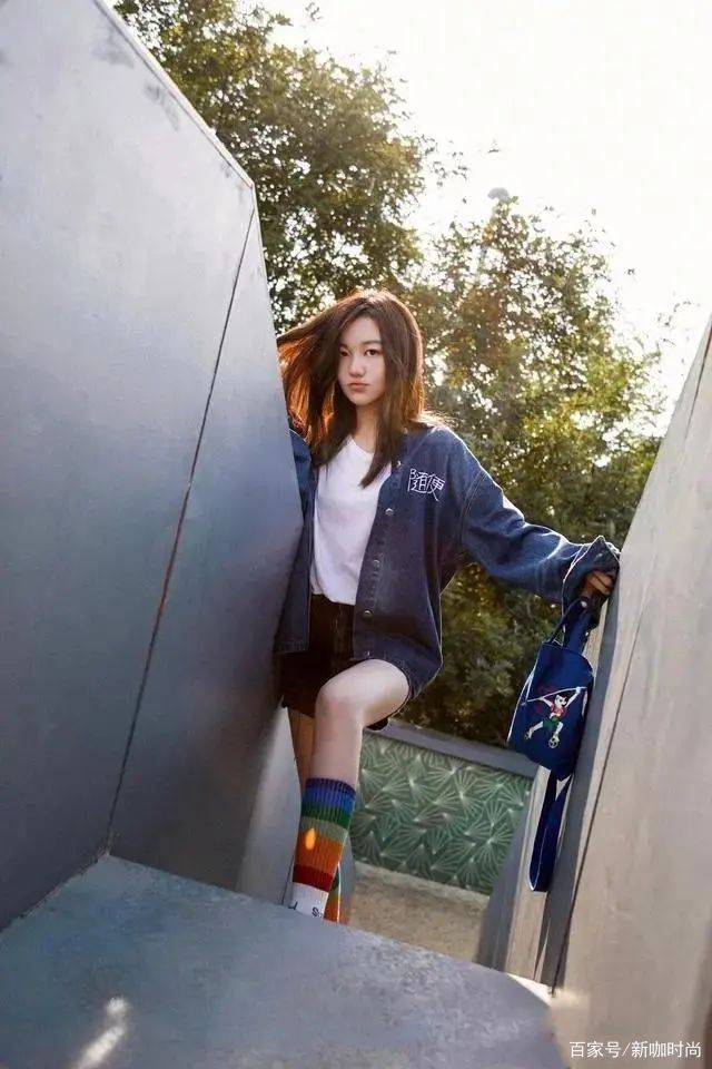 牛仔|14岁李嫣成功“逆袭”，多套休闲造型潮味满满，尽显活泼少女感