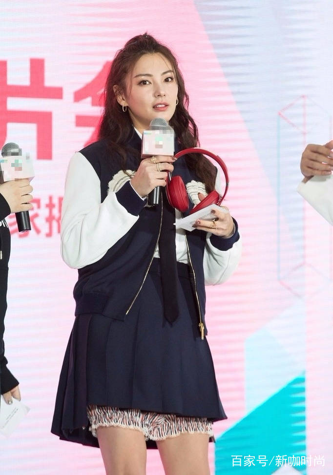 曲线|张雨绮为了美直接进入夏天，穿着连衣裙大秀香肩，美出了新高度！