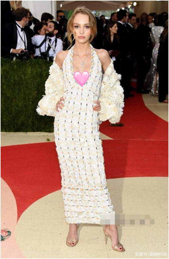 样式|德普20岁女儿近照，吊带裙“若隐若现”，单手叉腰摆pose酷劲十足