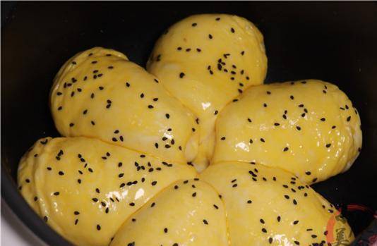 进行|马上过年了，教你电饭锅早餐面包做法，年货送礼有着落了