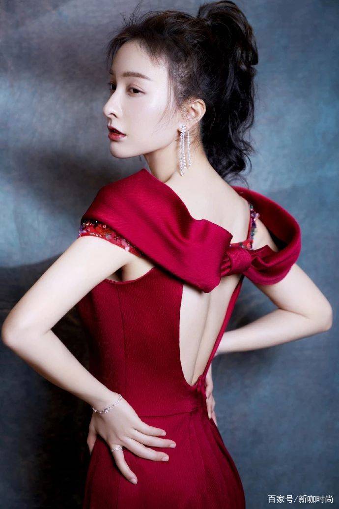 时尚|36岁吴昕高调跨年，穿露肩蝴蝶结礼服，超强气场演绎冷艳美人