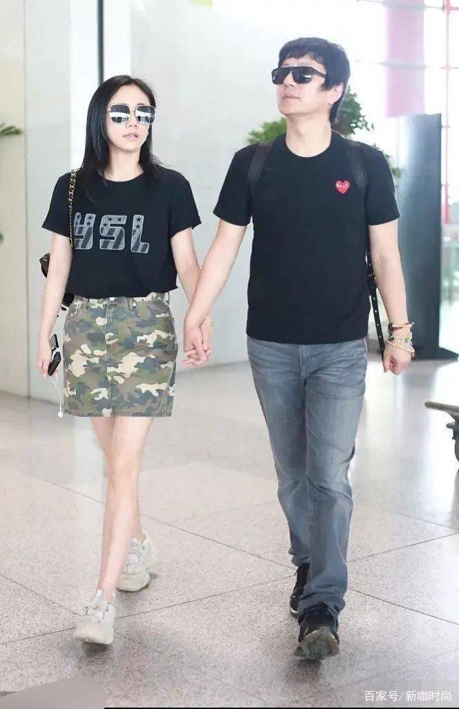 迷彩|郑钧小15岁娇妻真会穿，黑T搭迷彩超短裙，少女感溢出屏幕