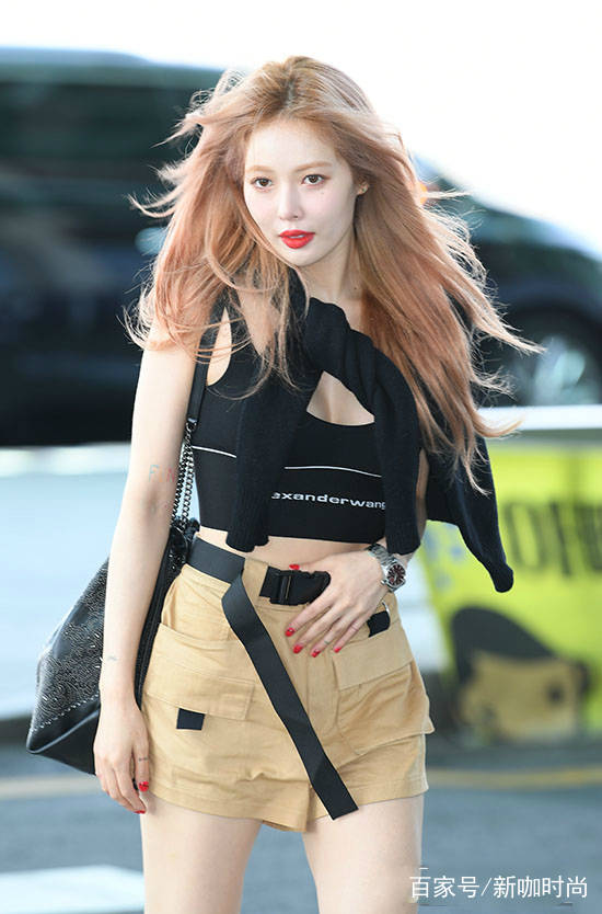 披肩|提前过夏天？泫雅背心配短裤，还围一个披肩，到底是冷是热？