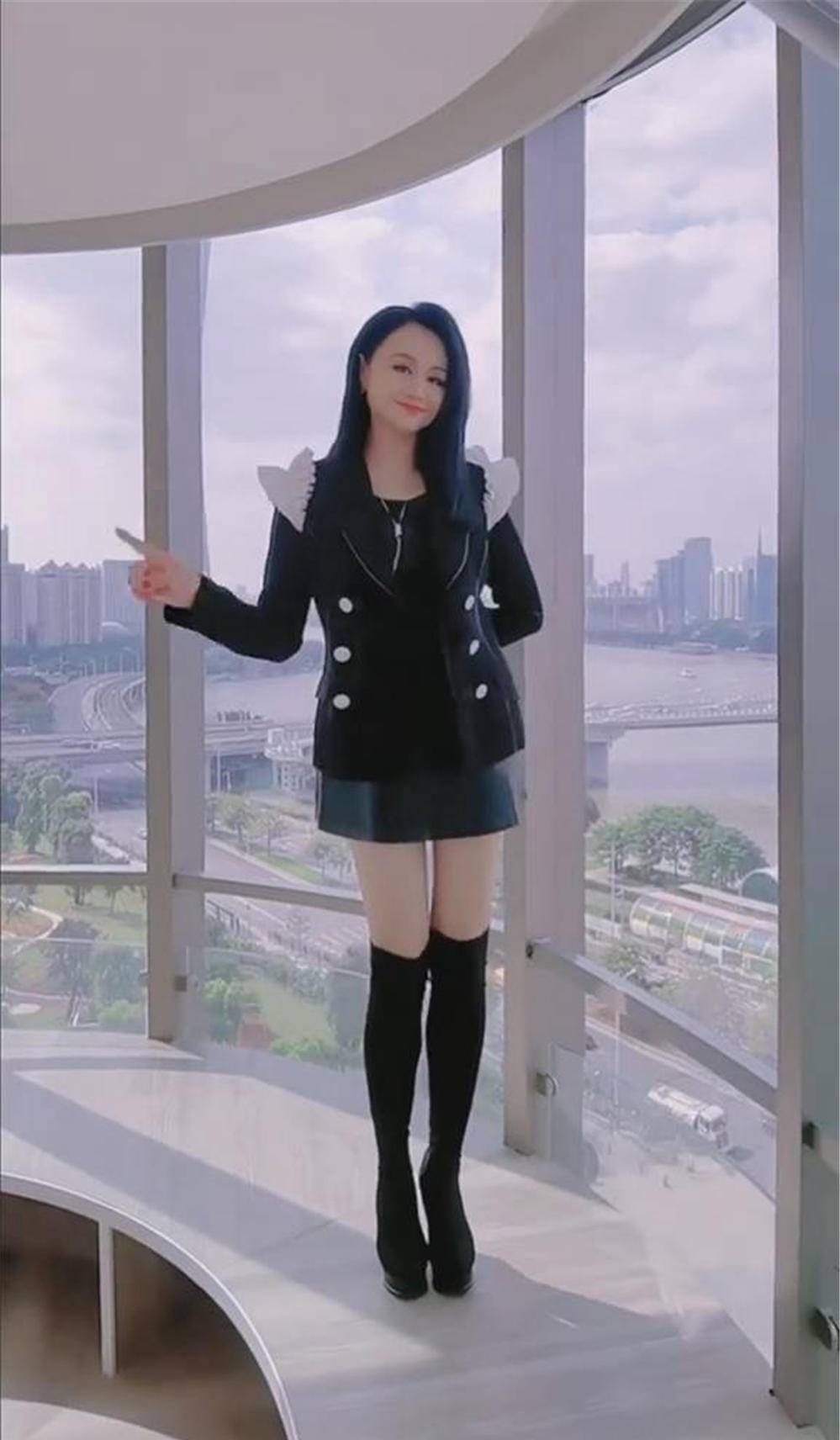 曹颖|曹颖保养像少女，穿白T恤紧身裤大秀麻杆腿，活力清新美回霍水仙