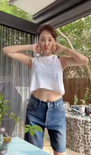 脸部|牛莉素颜落落大方，皱纹丛生但看着真实舒服，快50还有马甲线!