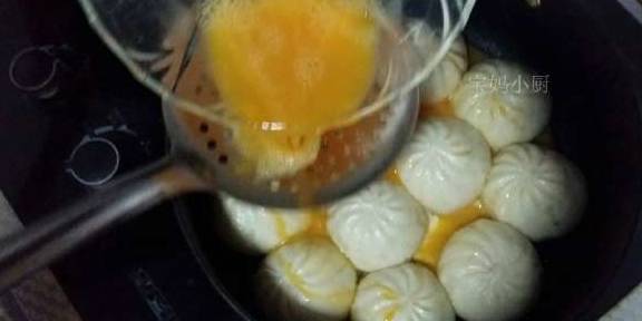 做法|偷懒做的早餐全家吃上瘾,暄皮脆底,鸡蛋抱着包子一锅出,遭抢