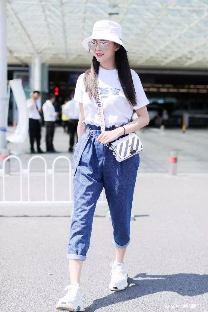 牛仔|沈梦辰困成这样赶飞机，黑白搭休闲又时髦，屡屡揉眼呆萌感十足