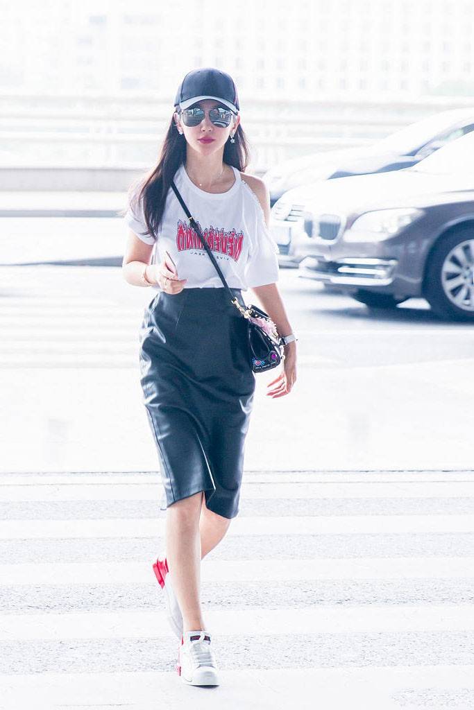 黑色|李冰冰活成阿姨辈的骄傲！包臀皮裙穿出满满少女感，哪像48岁？