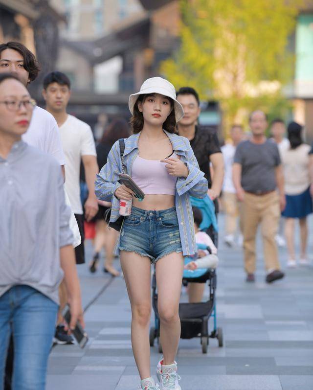 上半身|紧身款瑜伽裤时尚动人，大方得体的搭配风格也耐看，颜值过人