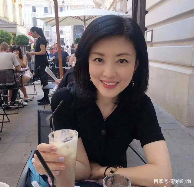 披肩|52岁周涛越活越年轻，披肩长发搭休闲套装，“冻龄”容颜惹人羡