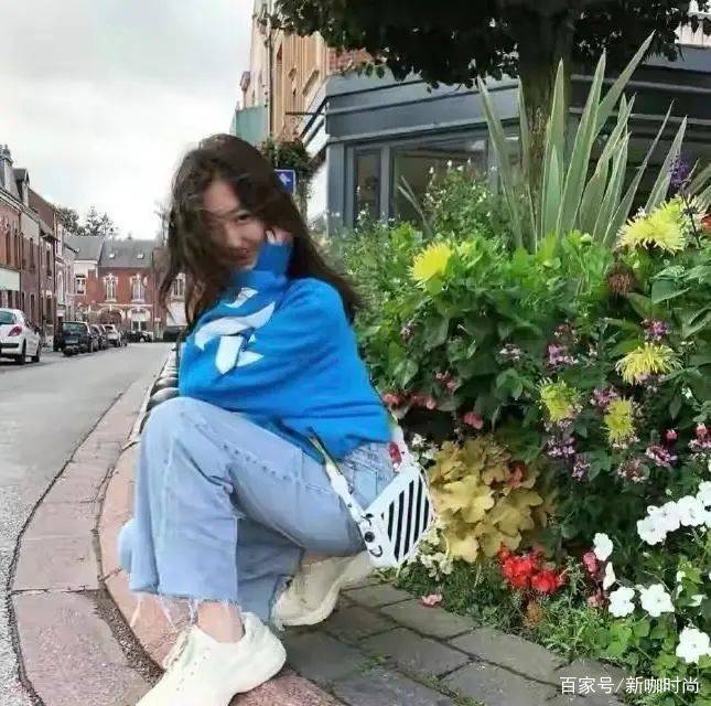 牛仔|14岁李嫣成功“逆袭”，多套休闲造型潮味满满，尽显活泼少女感