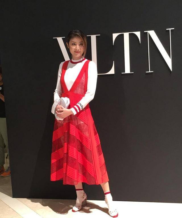 服装|陈慧琳太大胆了，都胖了还敢穿紧身裙，意外展示出肉感身材