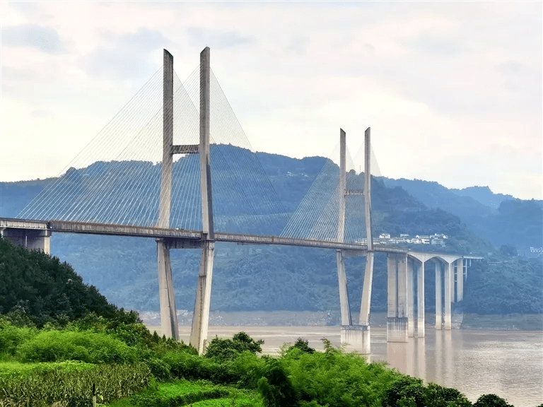 正在修建的忠州长江大桥(摄于2007年11月20日).