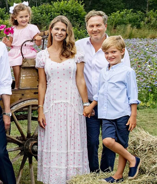 瑞典王室全家福曝光!9岁未来王储美如迪士尼公主,刺绣蓝裙太仙