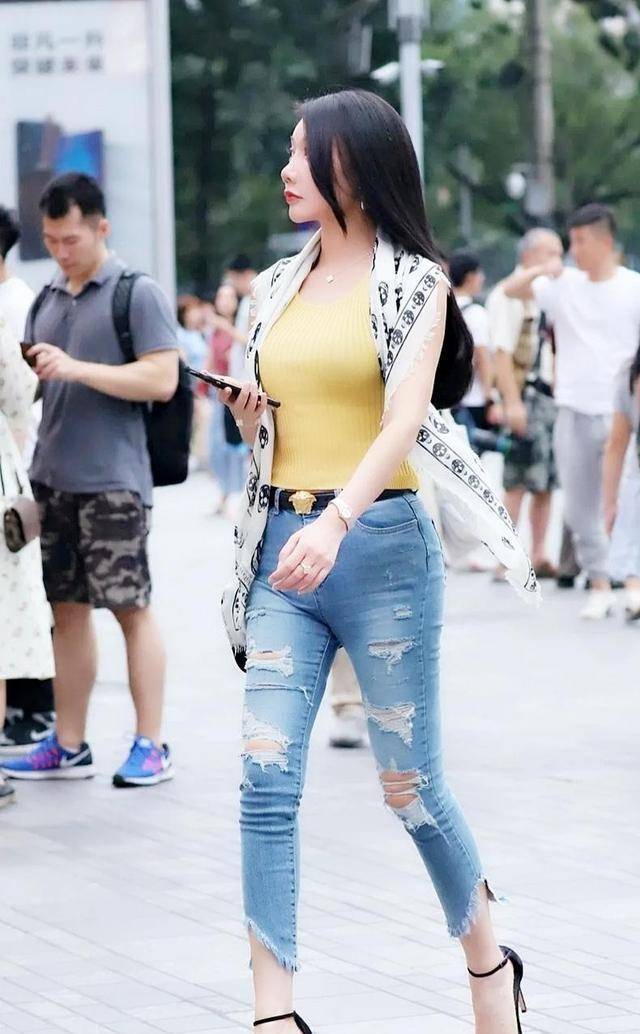 显得|黑色的紧身裤，结合一双亮色高跟鞋，依旧那么亮眼