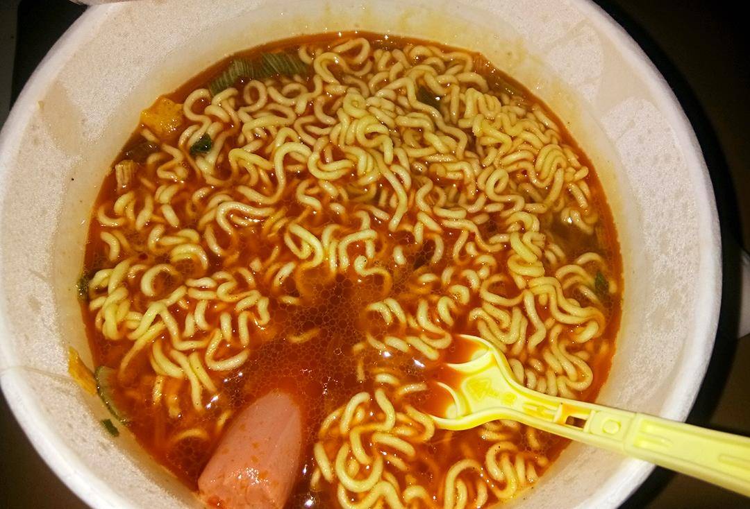 家长|这些垃圾零食销售量大,吃得多数是孩子,却也正在催熟我们的孩子