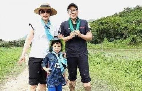 郭晶晶|郭晶晶跟李湘同台斗艳赢了!两大阔太同穿长裙,冠军跟土豪的区别
