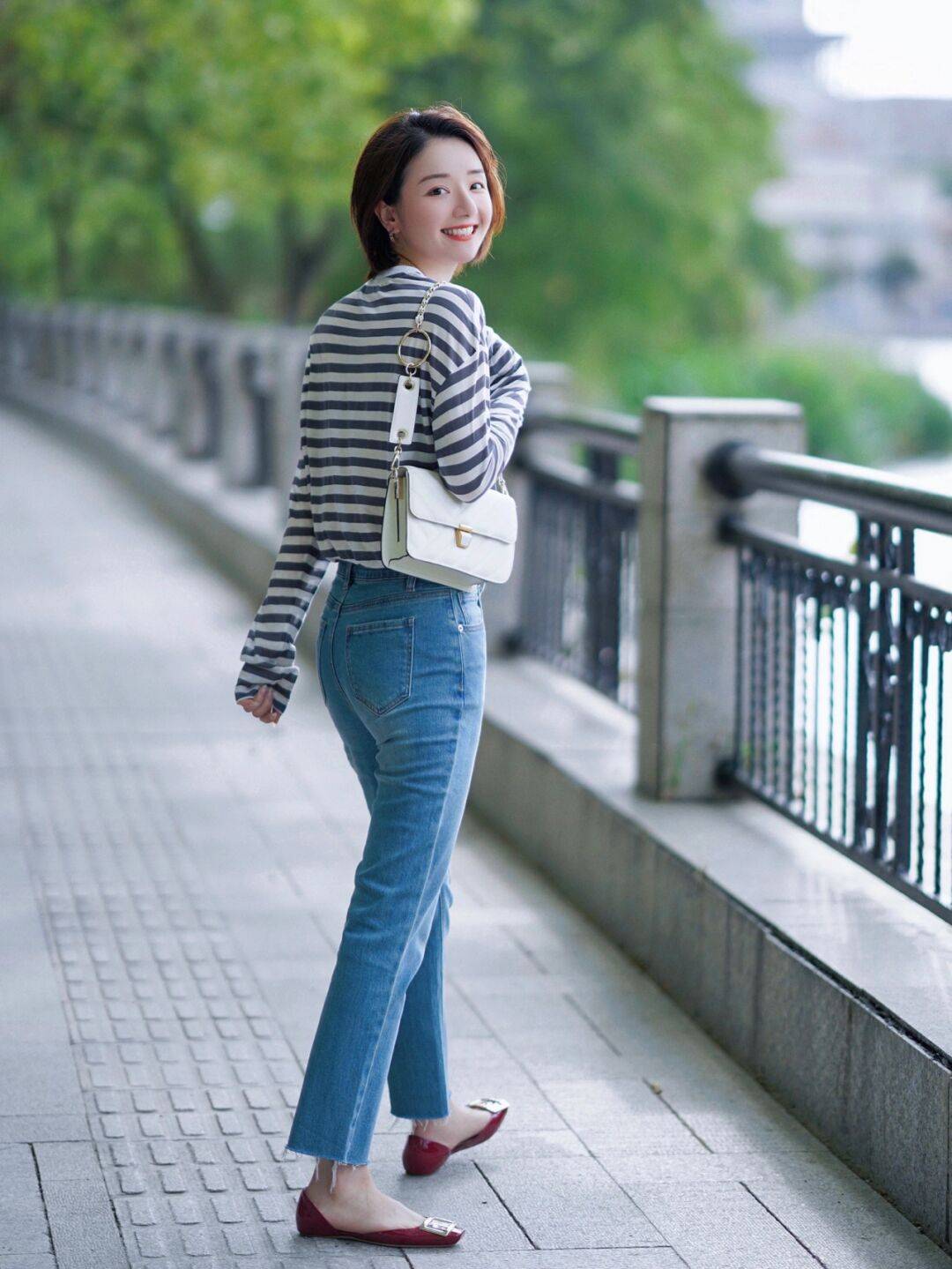 条纹|小个子女生如何穿显高？条纹衫配牛仔裤显瘦还提升气质，高级洋气