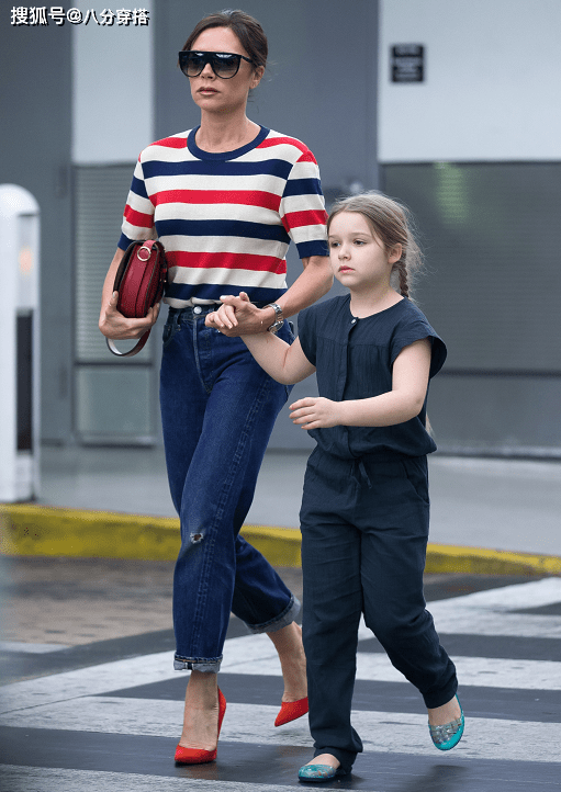 显得|维多利亚气质真好，条纹T恤配牛仔裤简约随性，大长腿实力抢镜