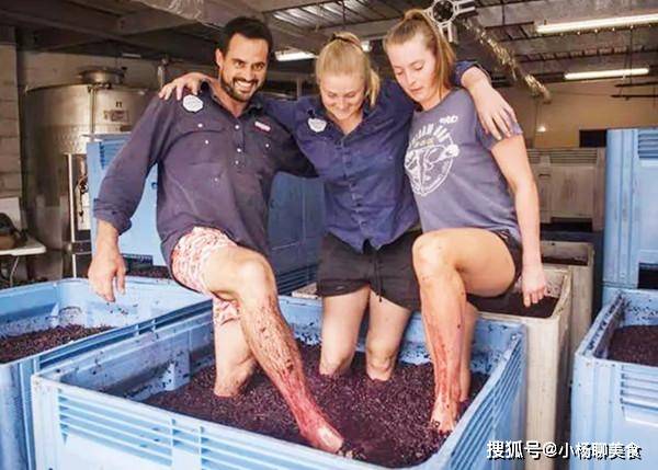 脚丫子|这种人人都喜欢的饮料,居然是用脚踩出来的,网友:一直喝洗脚水