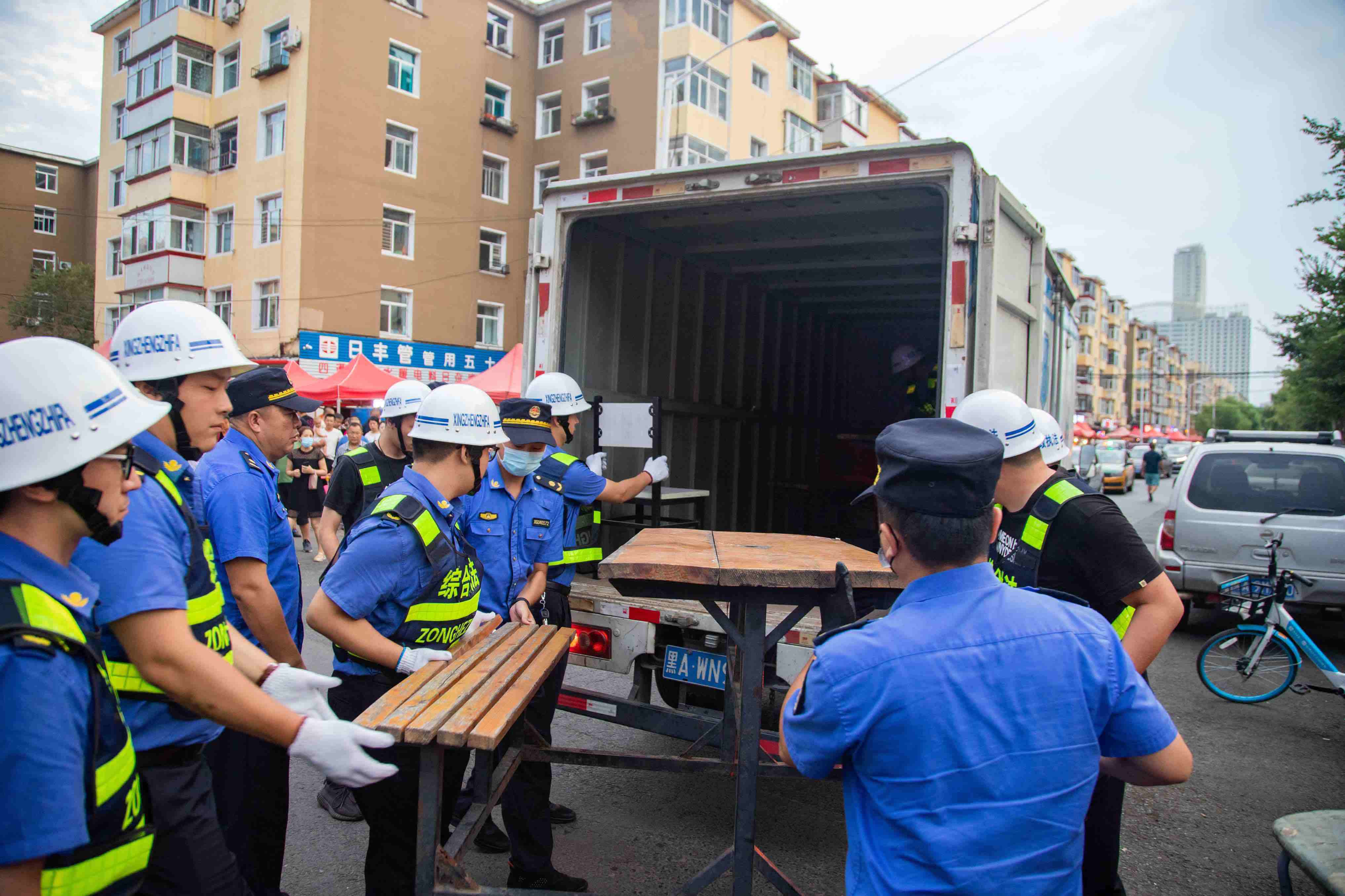 城管局街面检查组累计出动人数416人次,出动执法车辆104车次,对哈尔滨