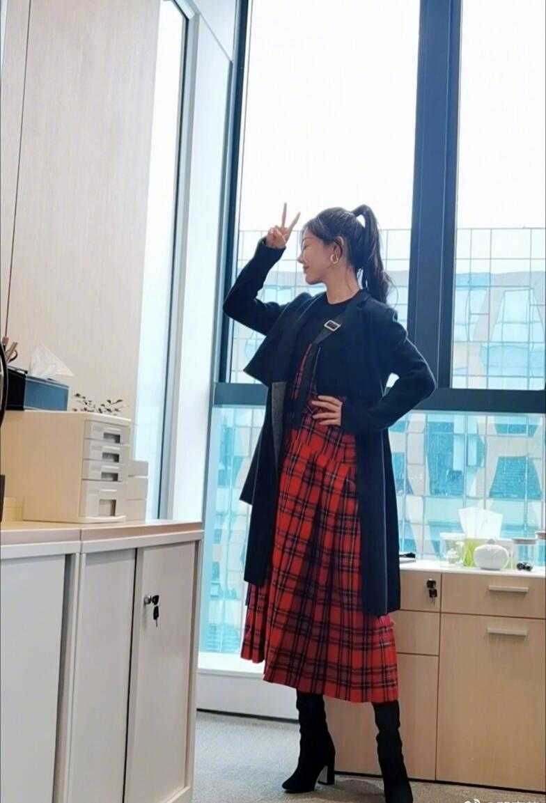 黑色|马蓉还是那么高调，穿黑色大衣配红色包包，LV大牌围巾价格不菲